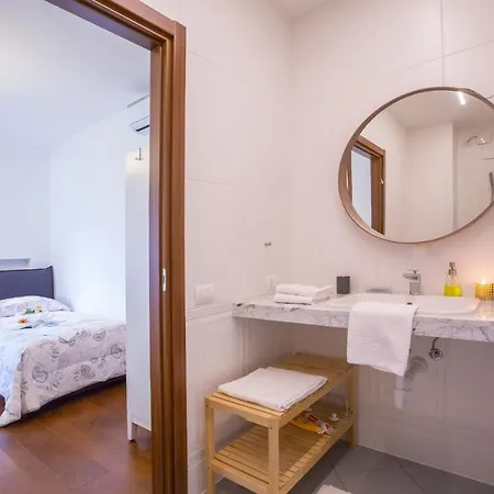 Sleeps 10 Pool Air Con * Moltrasio
