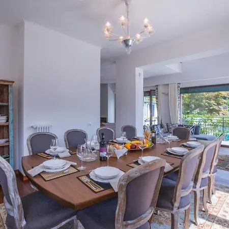 Sleeps 10 Pool Air Con Moltrasio
