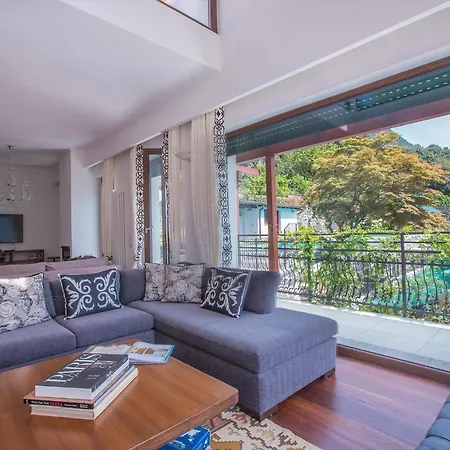 Sleeps 10 Pool Air Con Villa