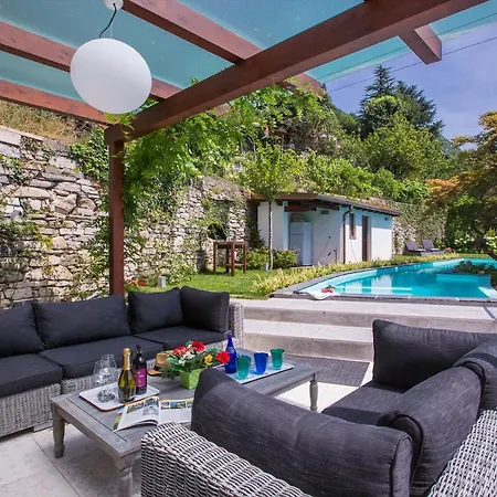Sleeps 10 Pool Air Con * Moltrasio