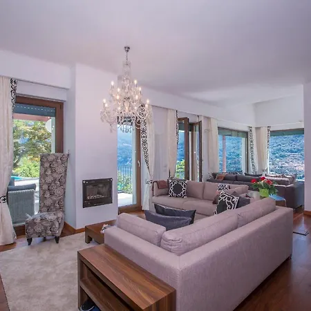 Sleeps 10 Pool Air Con Villa