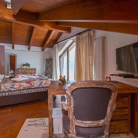 Sleeps 10 Pool Air Con Villa