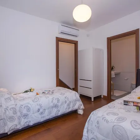 Sleeps 10 Pool Air Con Villa