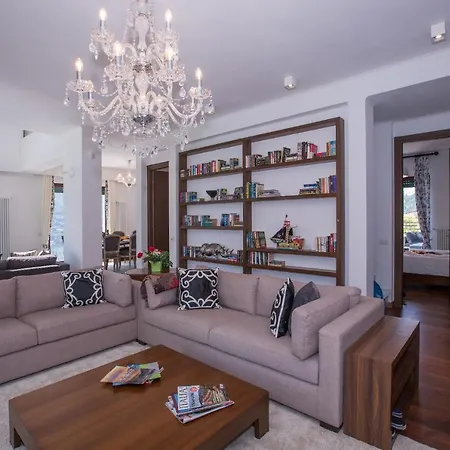 Sleeps 10 Pool Air Con Villa Moltrasio