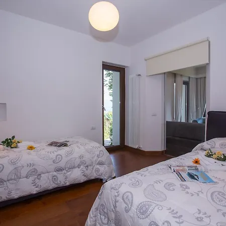 Sleeps 10 Pool Air Con * Moltrasio